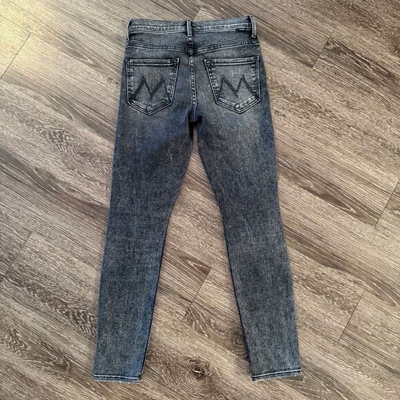 Mother The Stunner in Train Stops - Picture 8 of 8